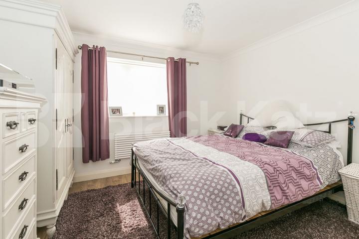 Stunning ground floor 2 bedroom property to rent with driveway for 2 cars Uplands Park Road, Enfield 